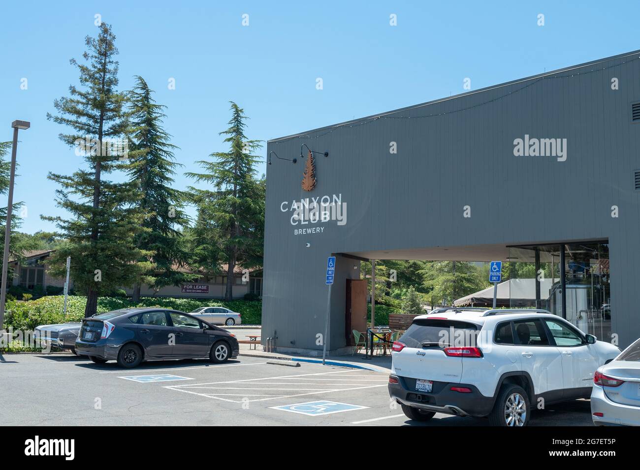 Facciata del ristorante di microbirreria Canyon Club a Moraga, California, 4 luglio 2021. () Foto Stock