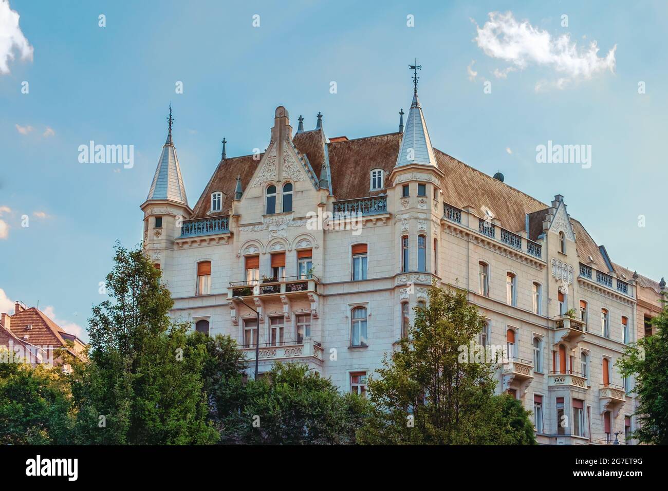 Budapest, Ungheria, agosto 2019, vista della parte superiore dell'edificio di Aulich Utca 7 Foto Stock