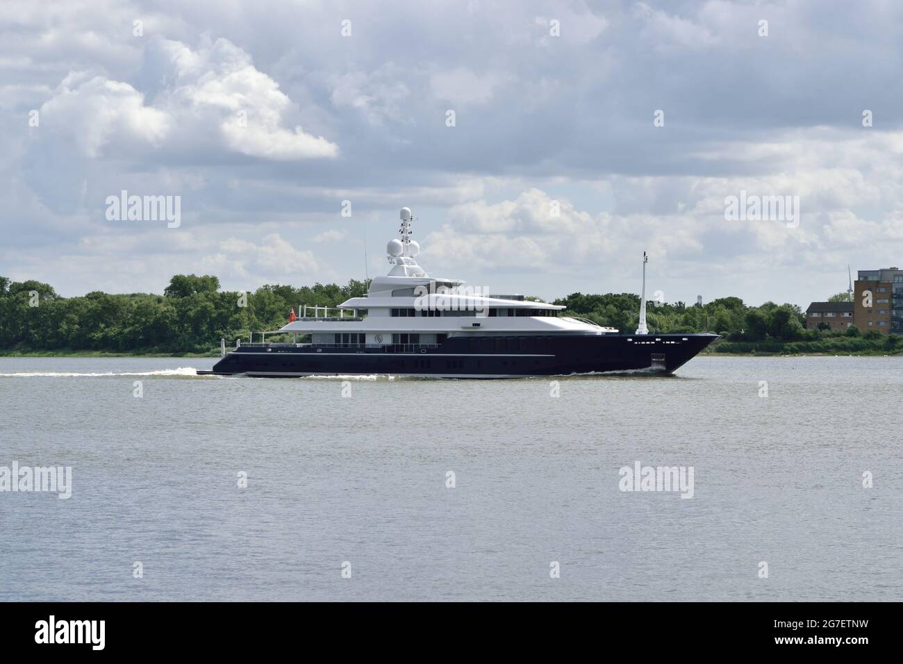 Super Yacht TRIPLICE SETTE visto in direzione del Tamigi per trascorrere alcuni giorni a Londra Foto Stock