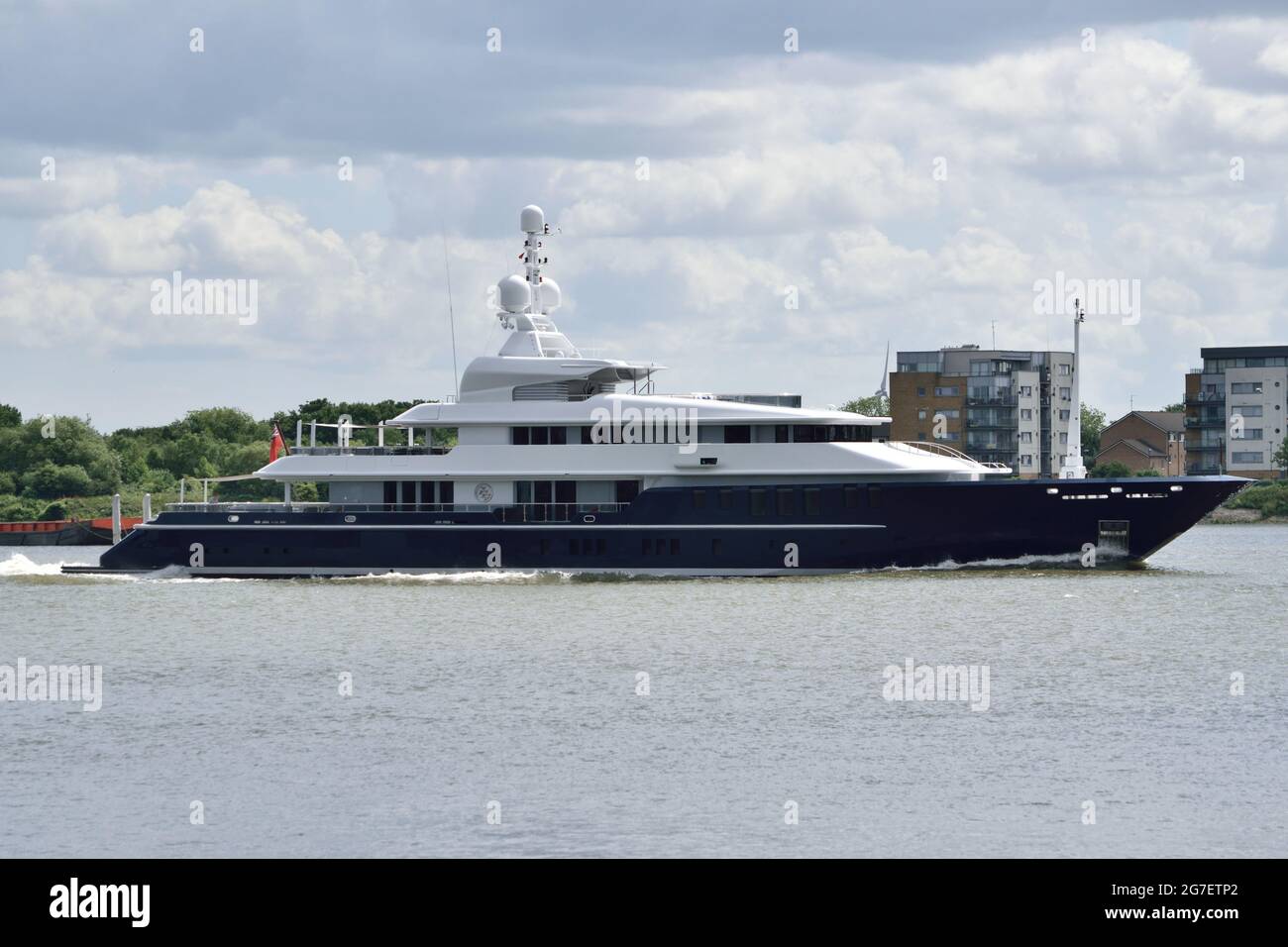 Super Yacht TRIPLICE SETTE visto in direzione del Tamigi per trascorrere alcuni giorni a Londra Foto Stock