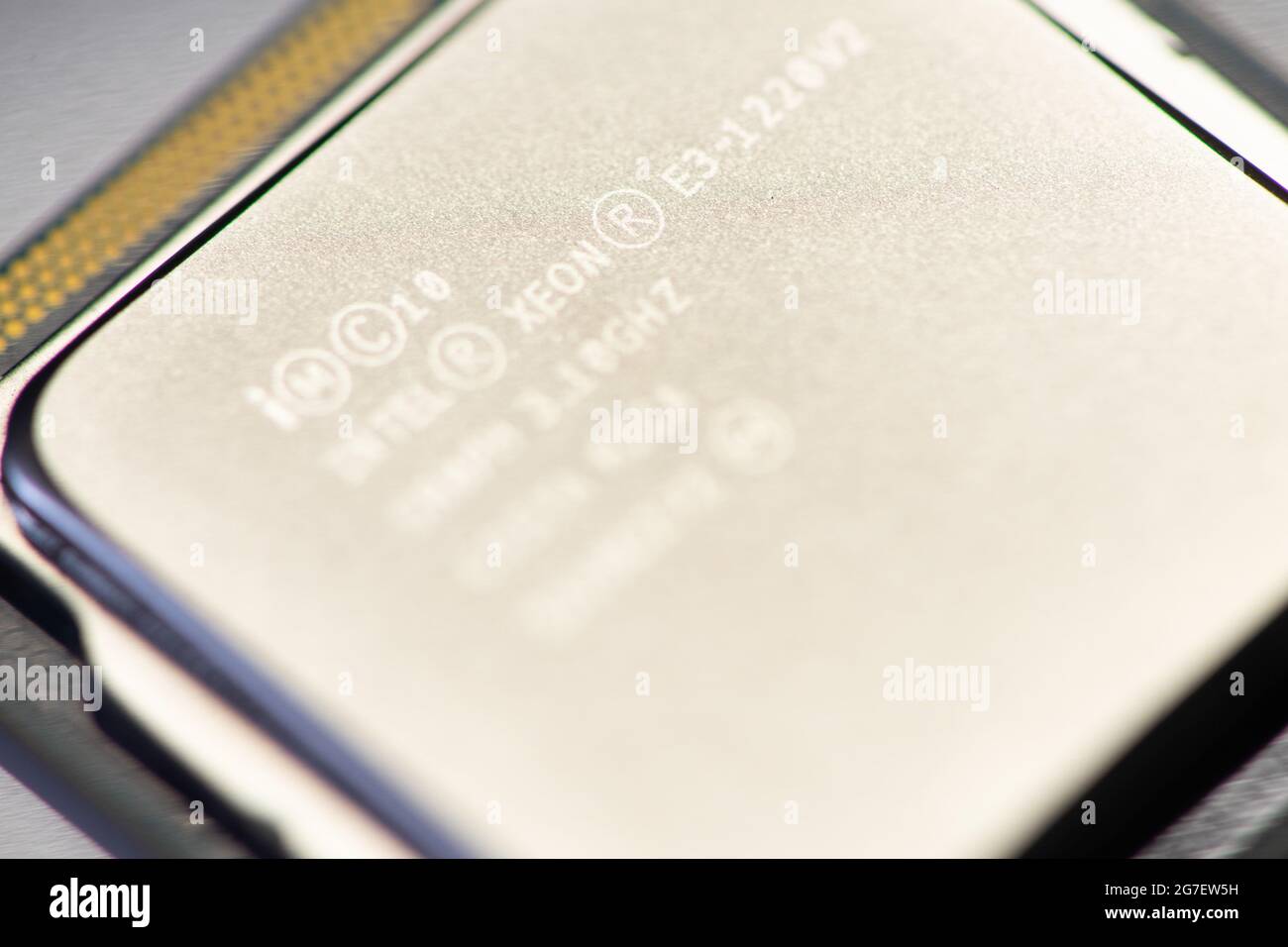 Timisoara, Romania - 23 agosto 2019: Primo piano di un processore Intel Xeon E3-1220 v2, Ivy Bridge. Componenti elettronici. Profondità di campo poco profonda. Foto Stock