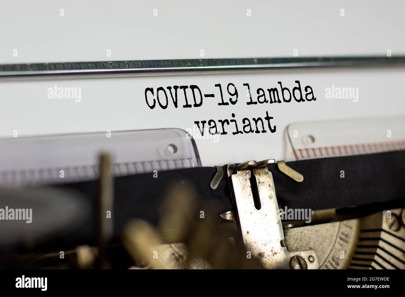 Simbolo della variante del virus lambda Covid-19. Parole 'Covid-19 lambda variant' digitate su una macchina da scrivere retrò. Medicale e COVID-19 nuovo concetto di variante lambda. Foto Stock