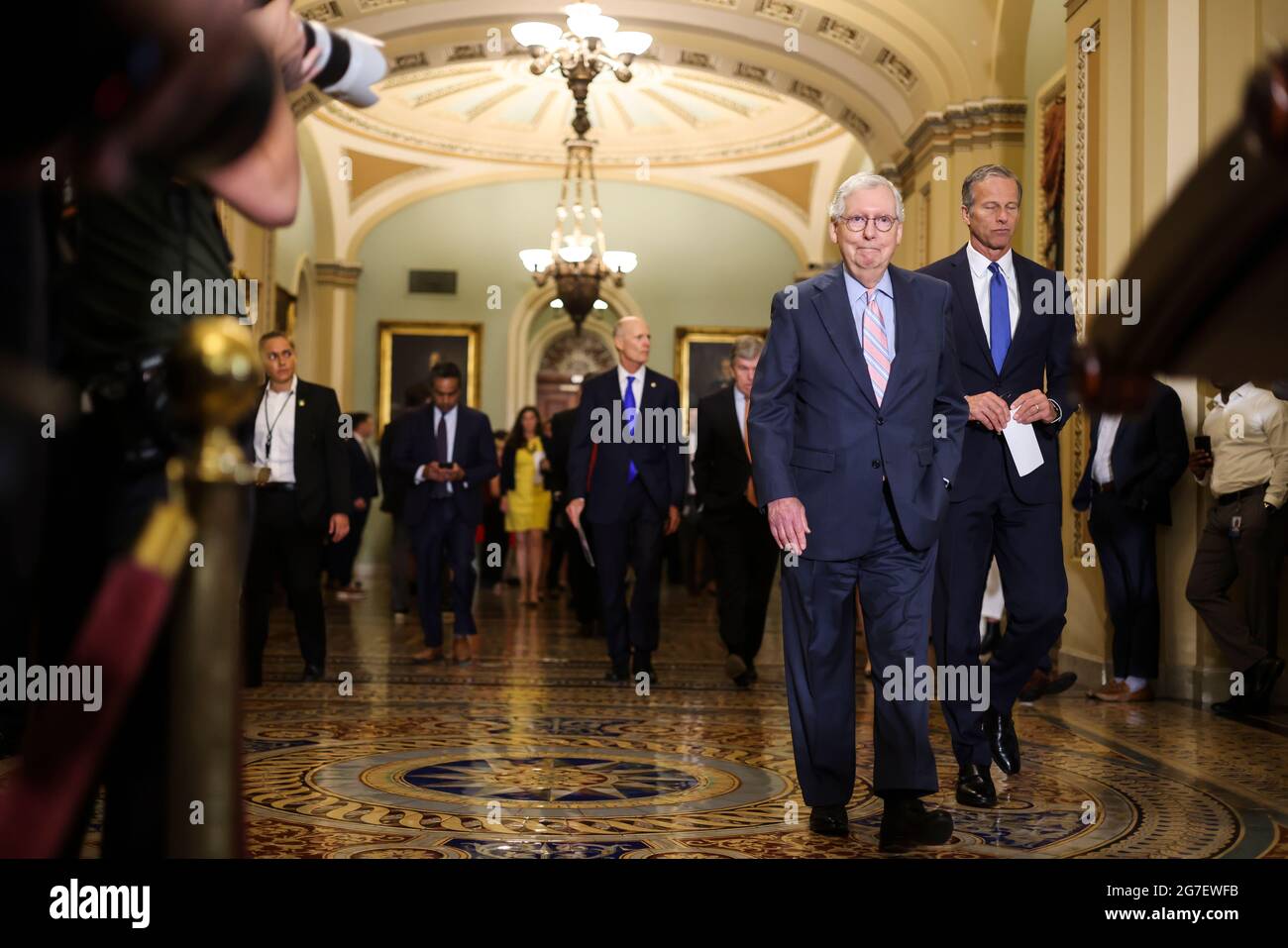 Washington, Stati Uniti. 13 luglio 2021. Il leader della minoranza del Senato Mitch McConnell, un repubblicano del Kentucky, arriva a parlare durante una conferenza stampa dopo il pranzo della politica repubblicana del Senato presso il Campidoglio degli Stati Uniti a Washington, DC, Stati Uniti, martedì 13 luglio, 2021. La fuga dei Texas-Democratici dallo stato ha temporaneamente scutato gli sforzi dei repubblicani per rafforzare l’accesso alle urne, aumentando l’attenzione nazionale su una questione che ha spazzato via le legislature guidate dal GOP. Fotografo: Oliver Contreras/Pool/Sipa USA Credit: Sipa USA/Alamy Live News Foto Stock