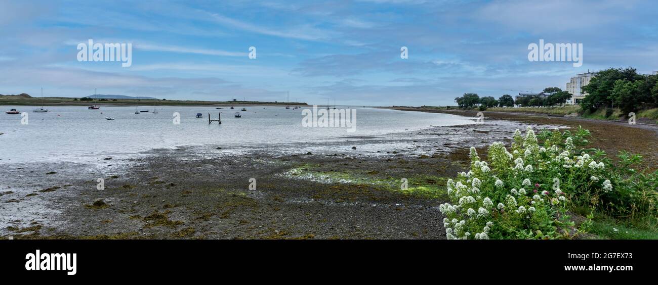 Estuario del Malahide a Dublino Nord, Irlanda. Questa fuga verso il mare è incorniciata su entrambi i lati dalle spiagge. Una popolare area a piedi. Foto Stock
