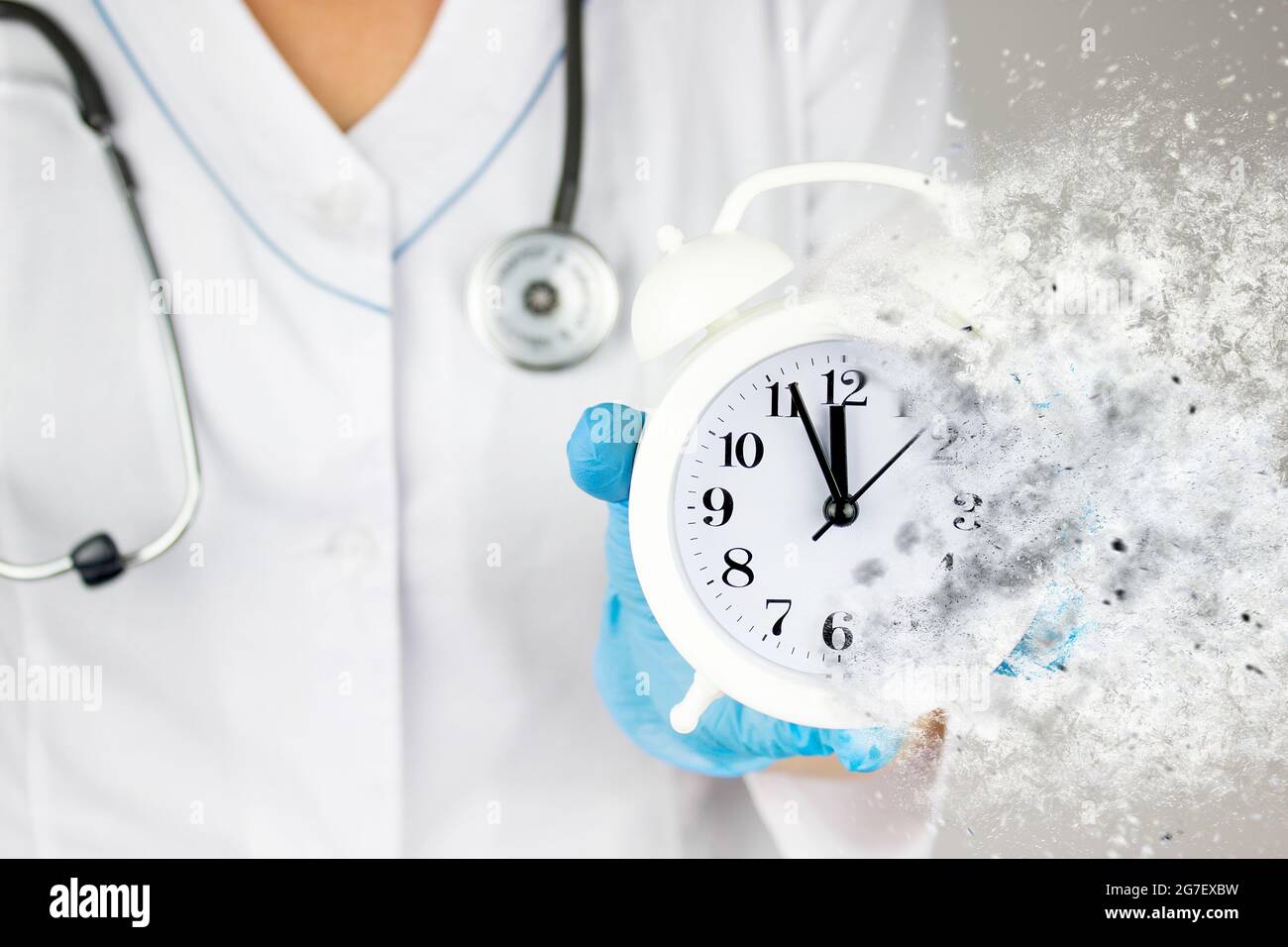 Controllo annuale delle condizioni. Ambulanza. Assistenza sanitaria. Stetoscopio e dissolving sveglia in mano medica. Il tempo è cruciale salvavita. Assistenza sanitaria e pat Foto Stock