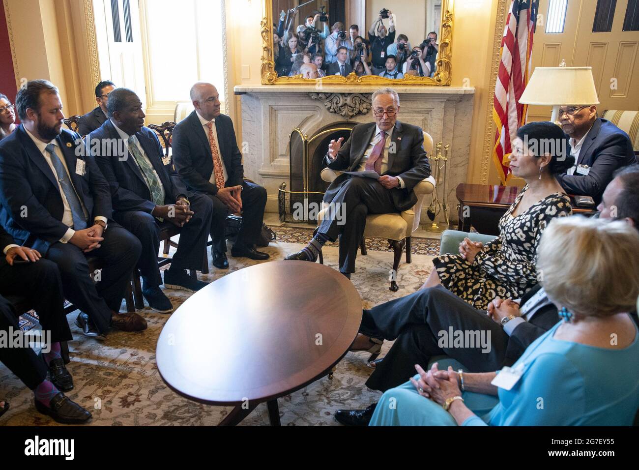 Washington, Stati Uniti. 13 luglio 2021. Il leader della maggioranza del Senato Chuck Schumer (D-NY) incontra la Camera e i Democratici del Senato della Legislatura del Texas nel suo ufficio al Campidoglio degli Stati Uniti a Washington, DC, martedì 13 luglio 2021. I legislatori si sono recati a Washington per evidenziare le restrizioni al voto repubblicano in Texas. Foto di Sarah Silbiger/UPI Credit: UPI/Alamy Live News Foto Stock