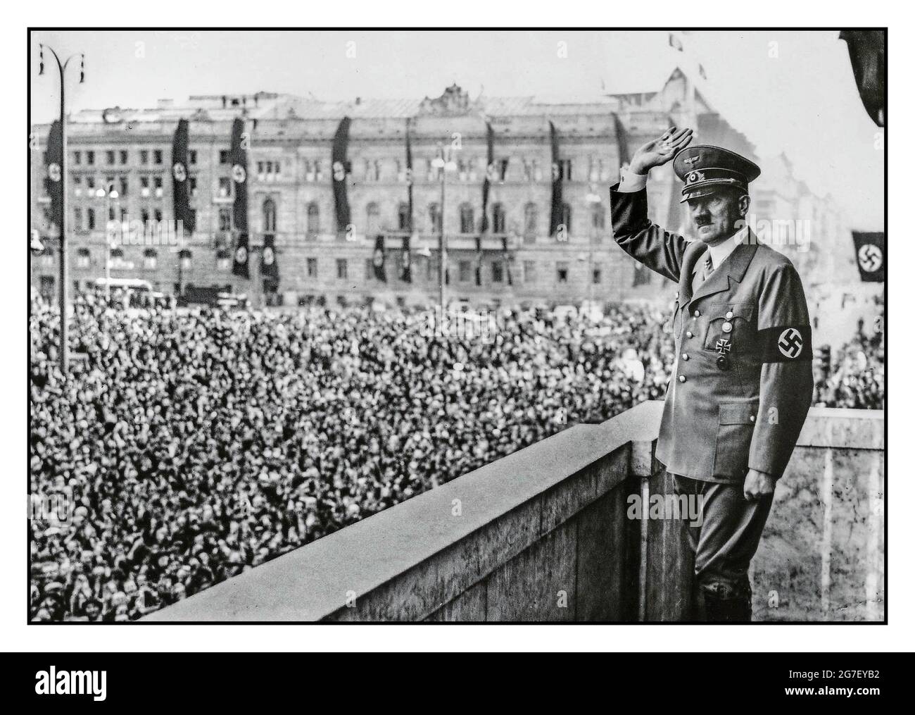 ADOLF HITLER VITTORIA SFILATA FOLLE CONGRATULARSI CON L'OCCUPAZIONE NAZISTA FRANCESE d'epoca della seconda guerra mondiale Adolf Hitler allo zenith del suo malvagio potere carismatico sul balcone di una Parata della Vittoria a Berlino, luglio 1940, dopo l'invasione e l'occupazione di Francia Foto Stock