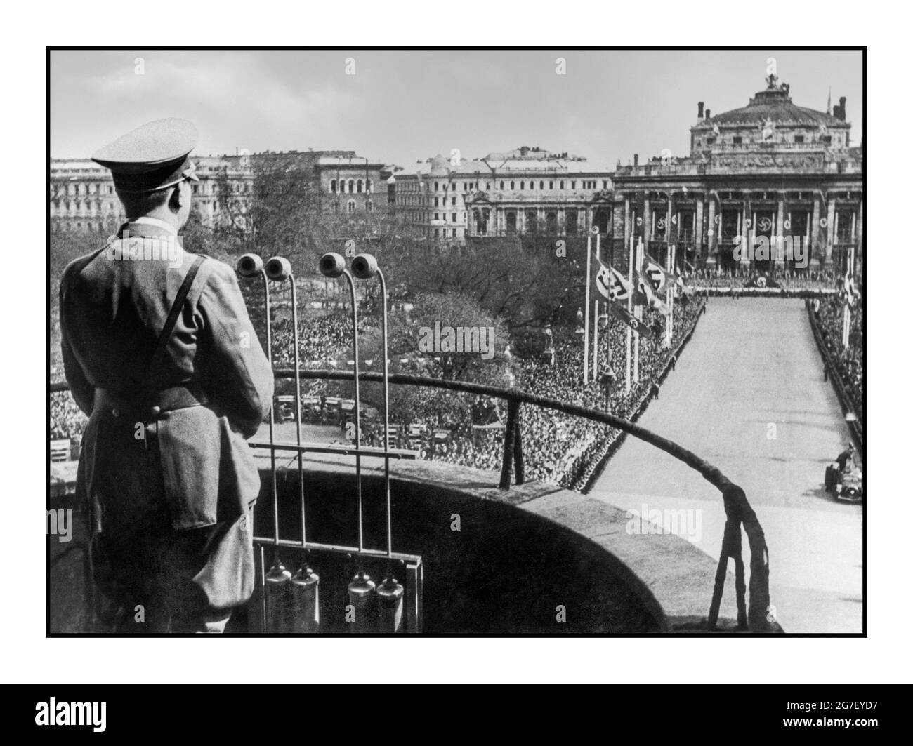 ADOLF HITLER MICROFONI VIENNA AUSTRIA DOPO ANSCHLUSS MARZO 15 1938 Adolf Hitler in uniforme si rivolge al popolo viennese dal balcone del municipio di Vienna aiutato dai microfoni trasmessi 15 marzo 1938 a Vienna, Austria. L'annessione di Anschluss ebbe luogo il 12 marzo 1938 Foto Stock