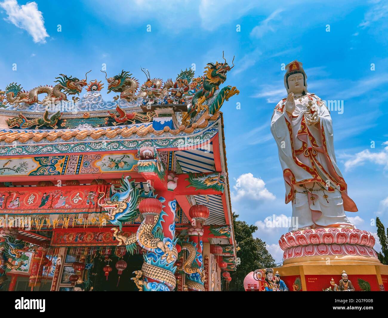 Wat Saman Rattanaram tempio dei petali di fiori a Chachoengsao, Thailandia Foto Stock