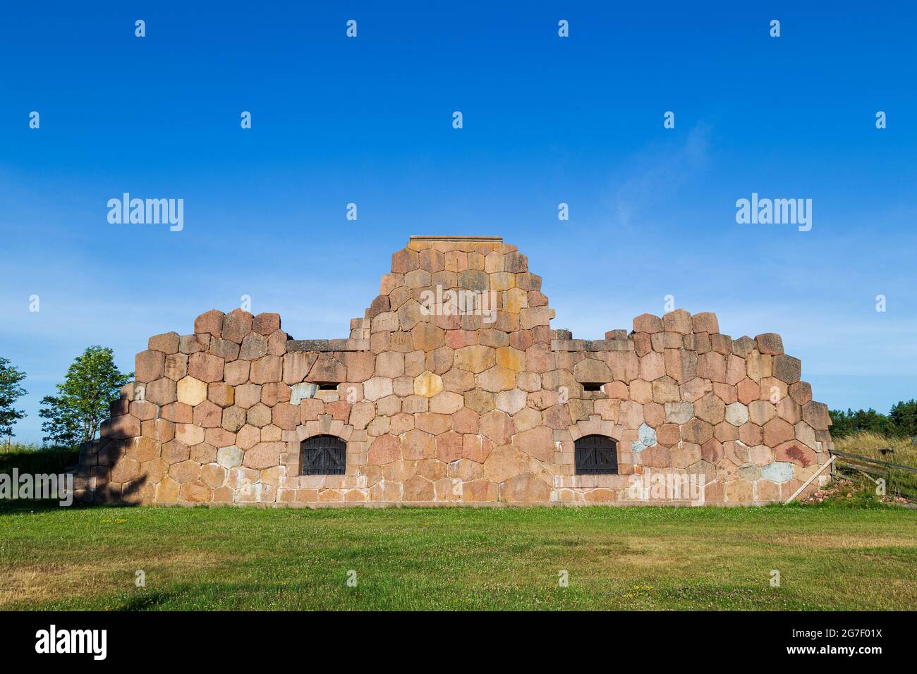 Vista frontale delle rovine della fortezza di Bomarsund nelle isole Åland, in Finlandia, in estate, è un sito storico pubblico e gratuito all'aperto. Foto Stock