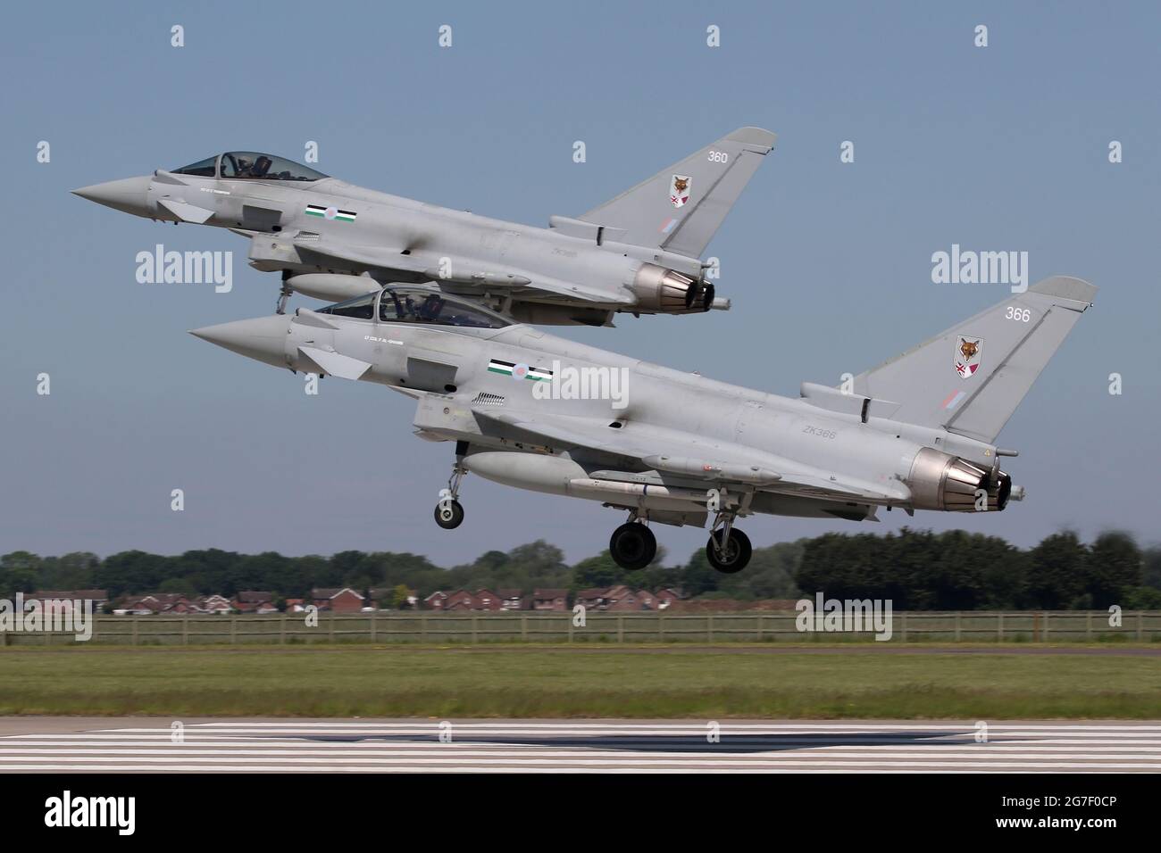 Coppia di RAF 12 Sqn Typhoon FGR4 atterrano sulla pista 25 di RAF Coningsby. Foto Stock