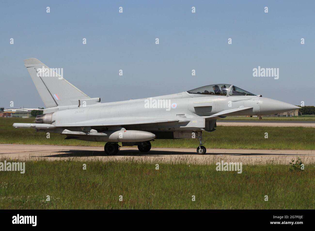3 Sqn RAF Typhoon FGR4 che tassano dai rifugi meridionali alla pista principale di RAF Coningsby. Foto Stock