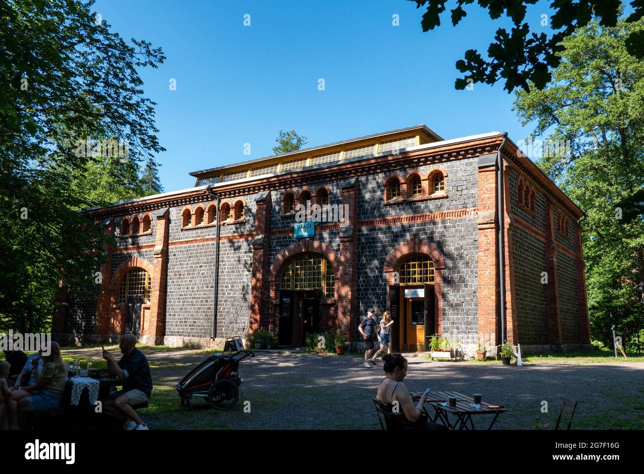 Antico granaio, costruito con mattoni di scorie nere, nel villaggio di Fiskars di Raasepori, Finlandia Foto Stock