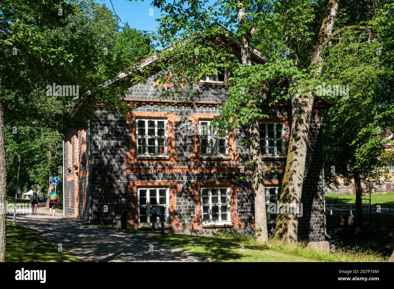Antico mulino, costruito con mattoni di scorie nere, nel villaggio di Fiskars di Raasepori, Finlandia Foto Stock