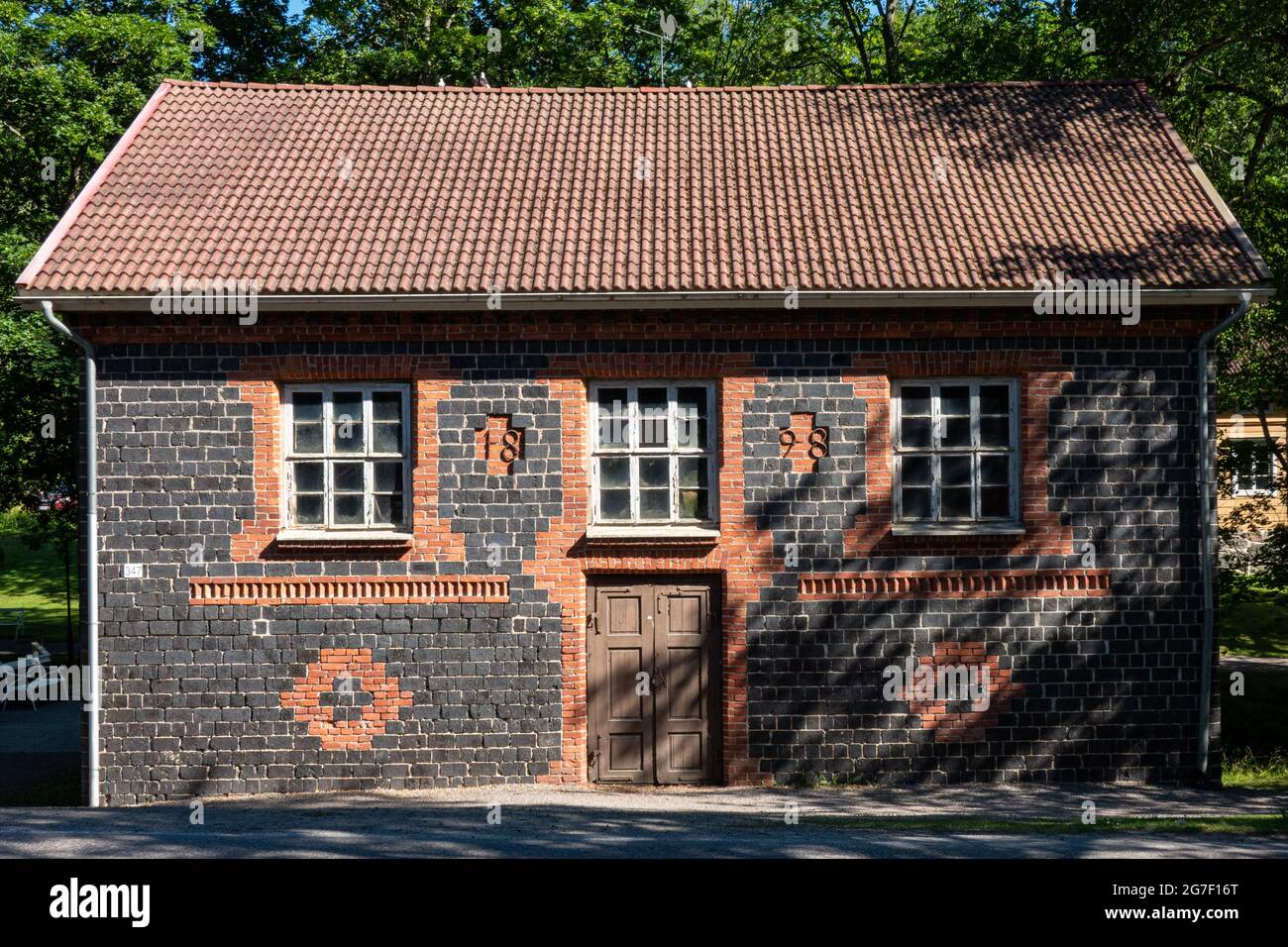 Antico mulino di Fiskars villaggio. Edificio in mattoni di scorie nere, costruito nel 1989, a Raasepori, Finlandia. Foto Stock