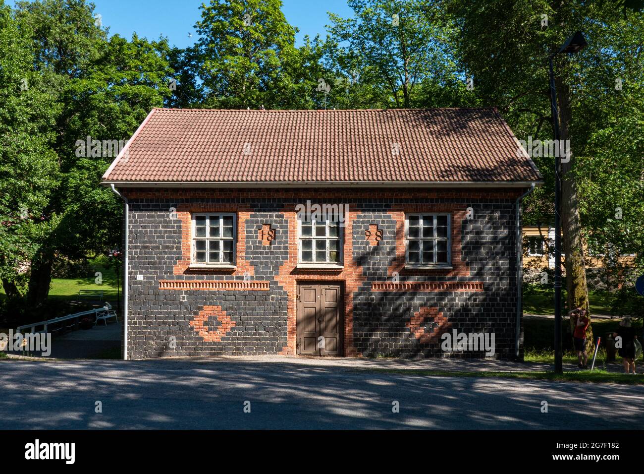 Vecchio mulino, costruito di mattoni di scorie nere, nel villaggio di Fiskars di Raasepori, Finlandia Foto Stock