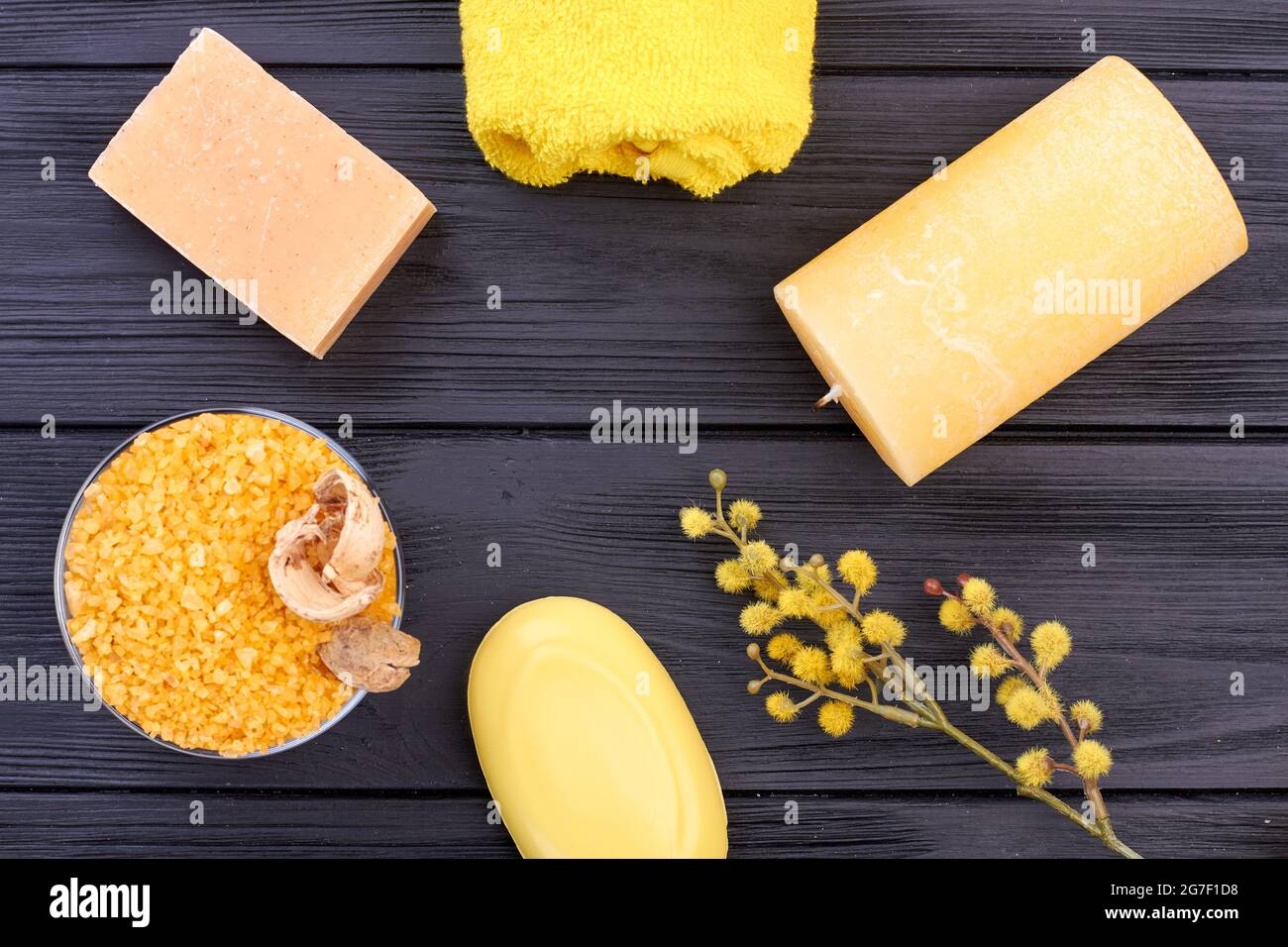 Piatto posato giallo spa roba disposto in un cerchio. Foto Stock