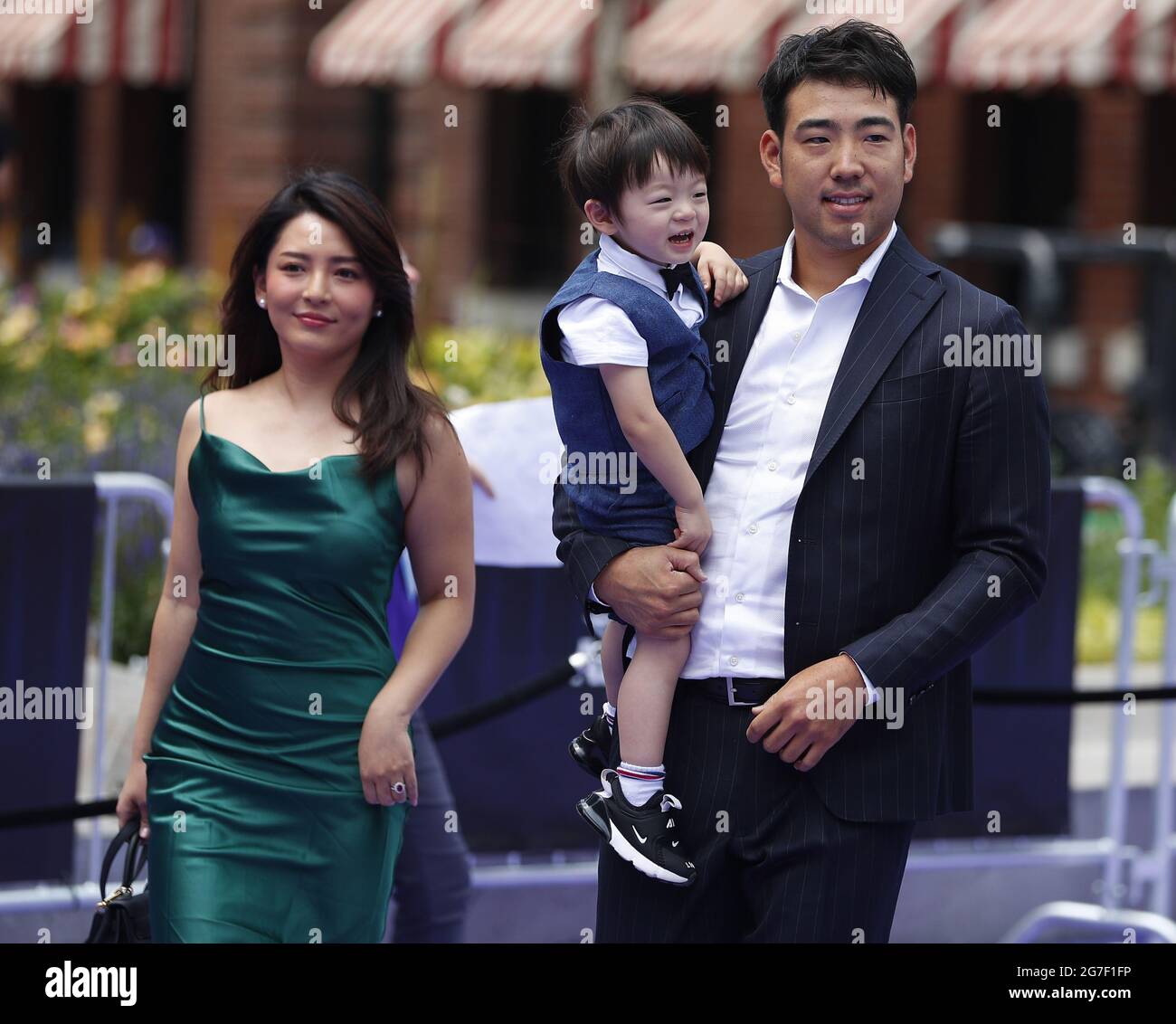 Denver, Stati Uniti. 13 luglio 2021. Il lanciatore dei Seattle Mariners Yusei Kikuchi arriva con la sua famiglia al MLB All-Star Red Carpet Show al Coors Field di Denver, Colorado, martedì 13 luglio 2021. Foto di Bob strong/UPI Credit: UPI/Alamy Live News Foto Stock