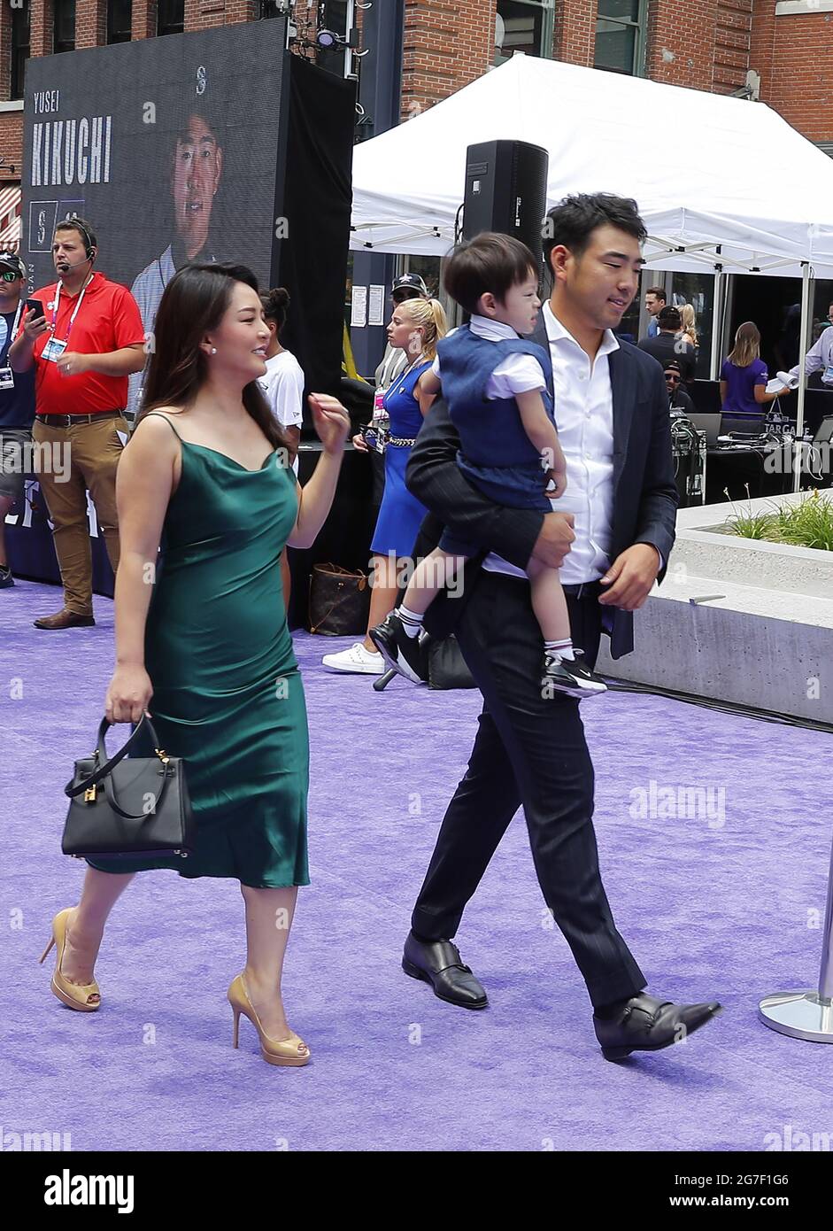 Denver, Stati Uniti. 13 luglio 2021. Il lanciatore dei Seattle Mariners Yusei Kikuchi arriva con la sua famiglia al MLB All-Star Red Carpet Show al Coors Field di Denver, Colorado, martedì 13 luglio 2021. Foto di Bob strong/UPI Credit: UPI/Alamy Live News Foto Stock