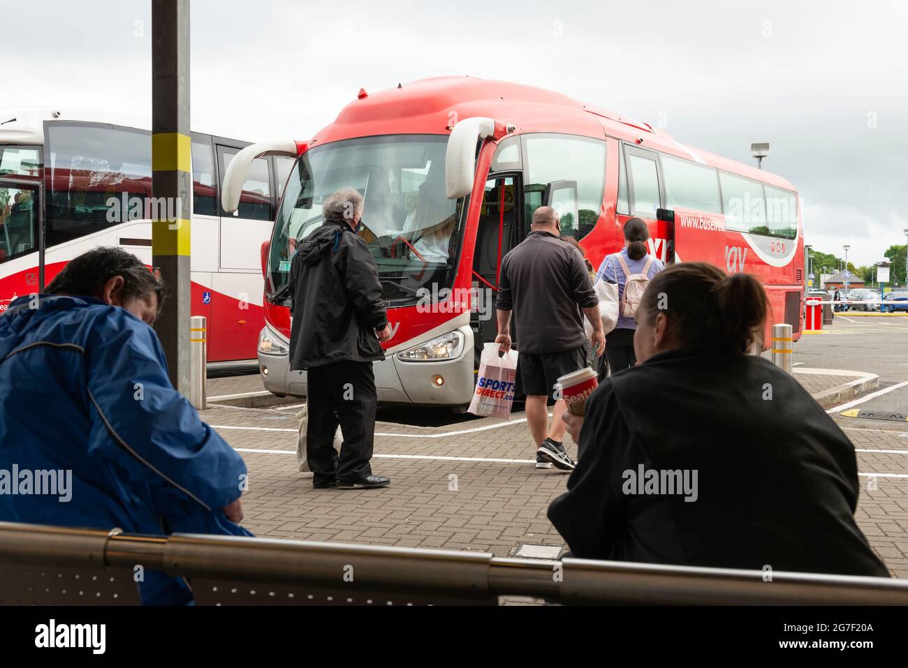 Persone in attesa di autobus alla stazione degli autobus di Killarney, County Kerry, Irlanda Foto Stock