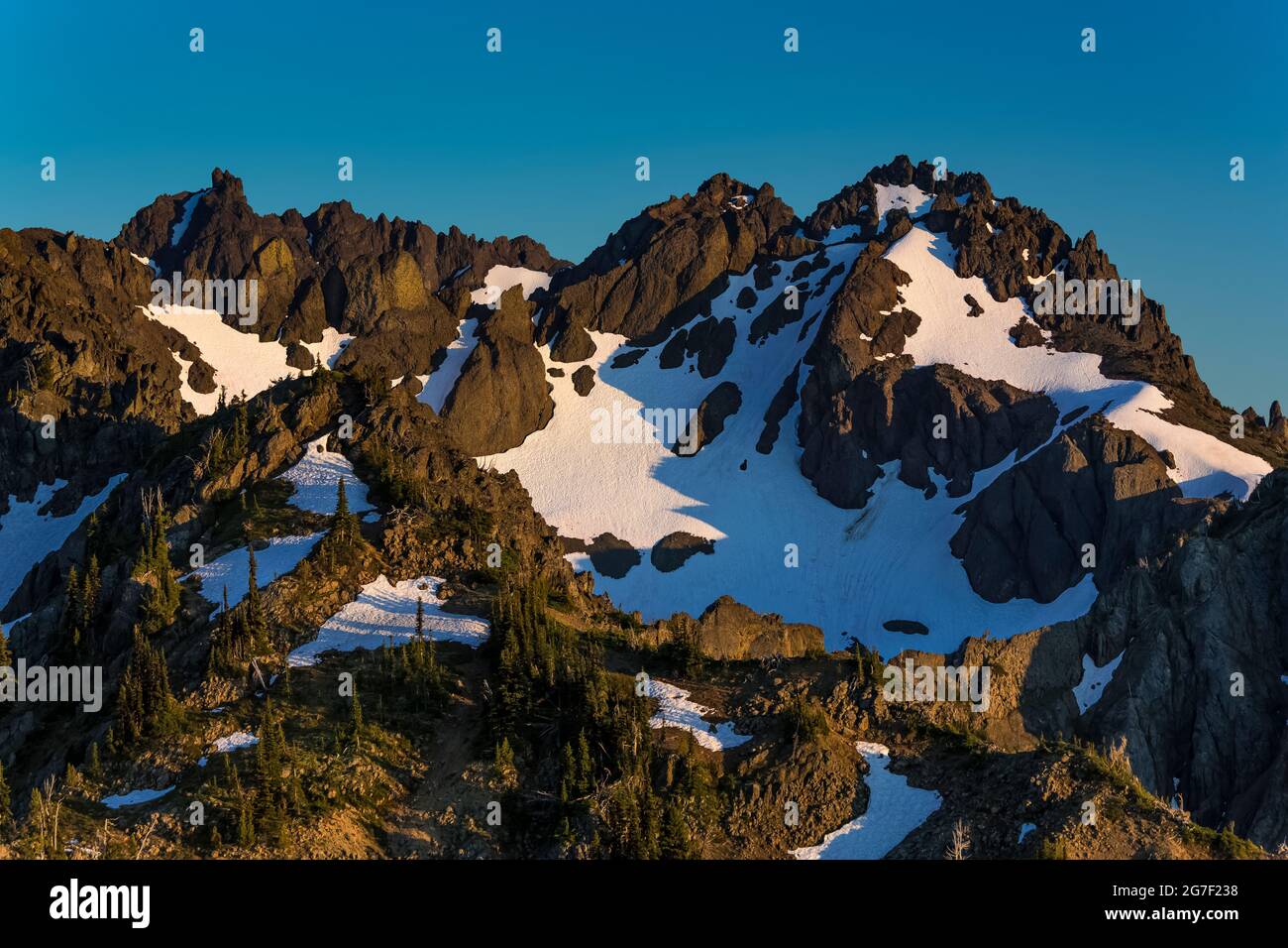 Splendide montagne che si innalzano sopra il Passo di Marmot nella natura selvaggia di Buckhorn, la Foresta Nazionale Olimpica, le Montagne Olimpiche, lo Stato di Washington, gli Stati Uniti Foto Stock