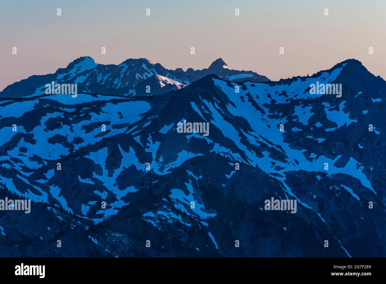 Splendide montagne che si innalzano sopra il Passo di Marmot nella natura selvaggia di Buckhorn, la Foresta Nazionale Olimpica, le Montagne Olimpiche, lo Stato di Washington, gli Stati Uniti Foto Stock