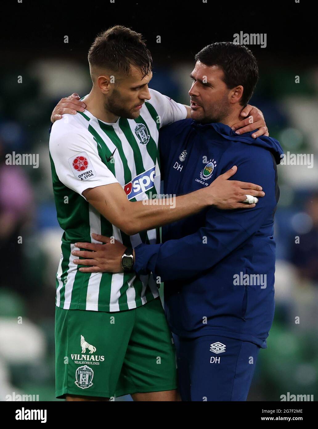 Il manager di Linfield David Healy e Nemanja Zjubisavljevic di Zalgiris dopo la prima prova di qualificazione della UEFA Champions League, la seconda tappa al Windsor Park di Belfast. Data immagine: Martedì 13 luglio 2021. Foto Stock