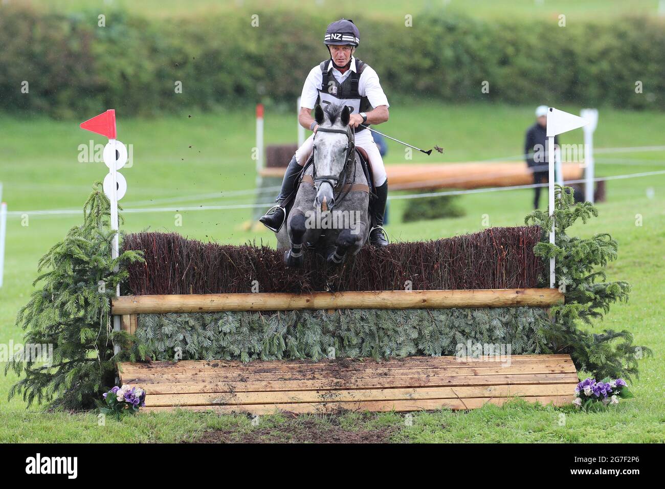 MARLBOROUGH, REGNO UNITO. 11 LUGLIO. Andrew Nicholson cavalcando Fenizio durante 4* evento di Cross Country al Barbury Castle International Horse Trials, Marlborough, Wiltshire, UK domenica 11 luglio 2021. (Credit: Jon Bromley | MI News) Credit: MI News & Sport /Alamy Live News Foto Stock