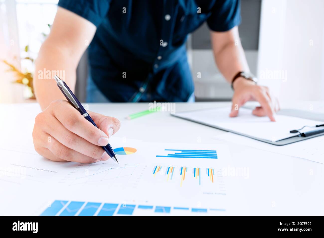 Contabile che lavora con dati finanziari e grafico di report. Concetto finanziario e di bilancio Foto Stock