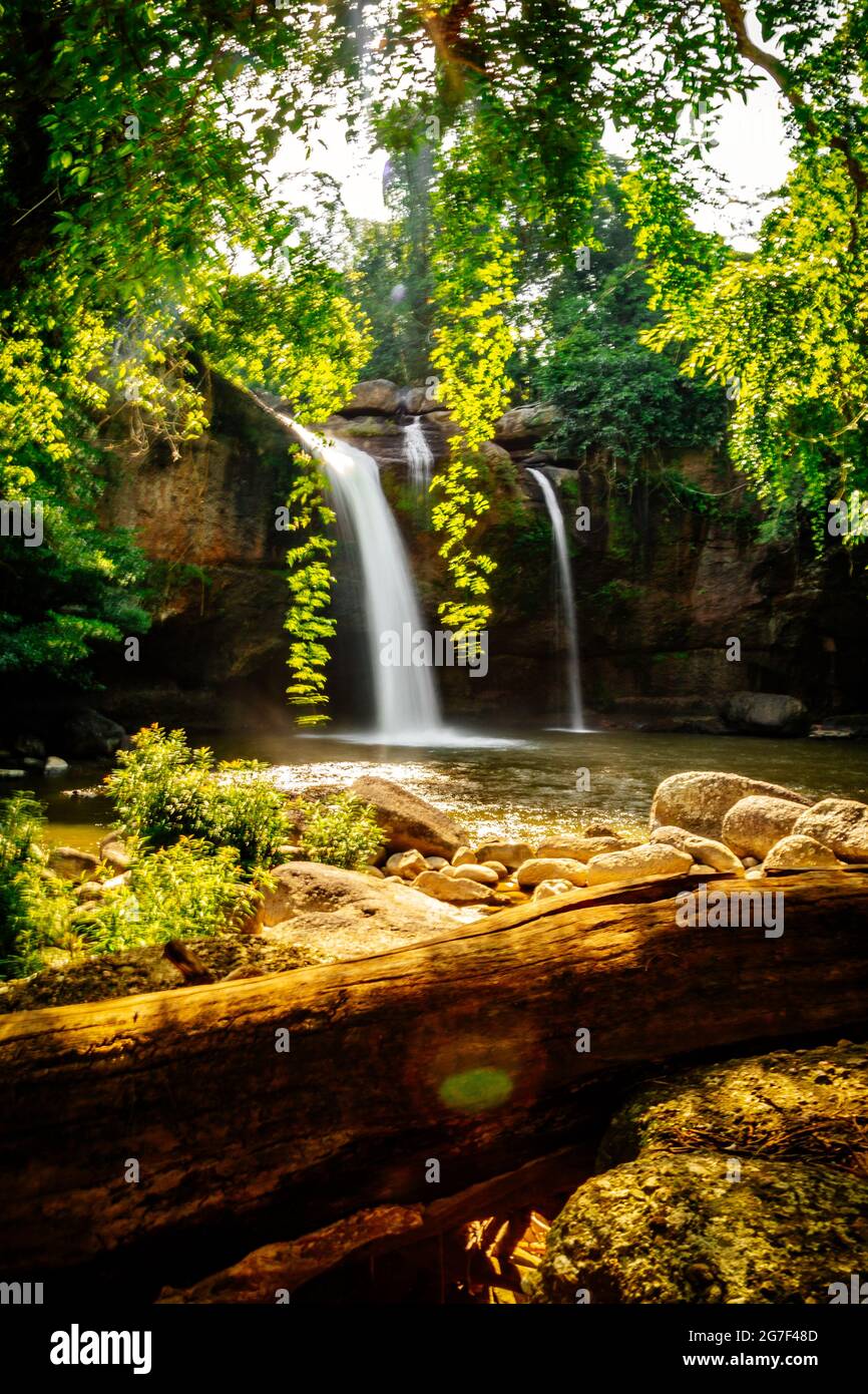 Cascata di Haew Suwat nel Parco Nazionale di Khao Yai a Nakhon Ratchasima, Thailandia Foto Stock