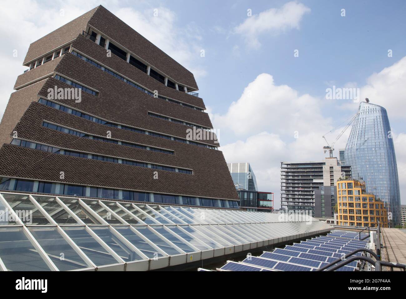 Londra, UK, 13 luglio 2021: Sul tetto del Tate Modern di Londra una serie di pannelli solari contribuiscono alla crescita delle risorse energetiche rinnovabili della città. Lo spazio di tetto inutilizzato nelle aree urbane ha il potenziale per la generazione di energia verde oltre alle fattorie solari costruite nelle aree rurali. Anna Watson/Alamy Foto Stock