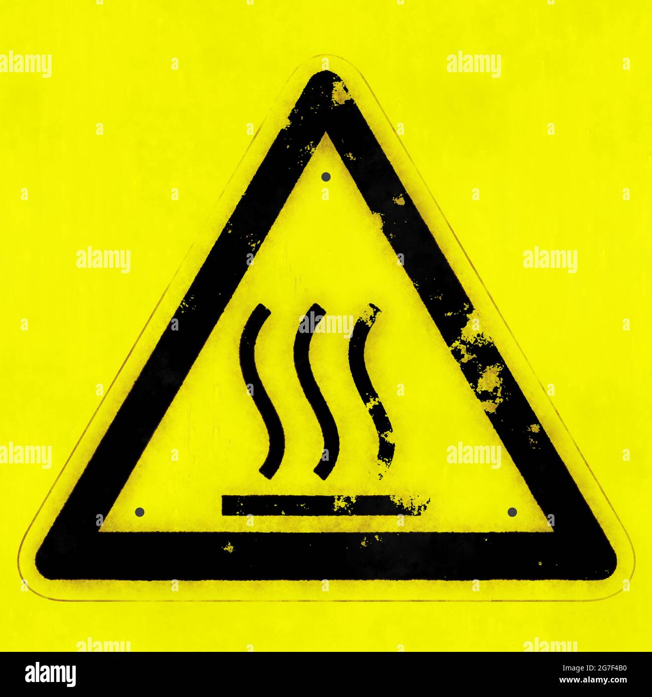 Immagine del segnale di avvertimento della superficie calda isolato su sfondo giallo Foto Stock