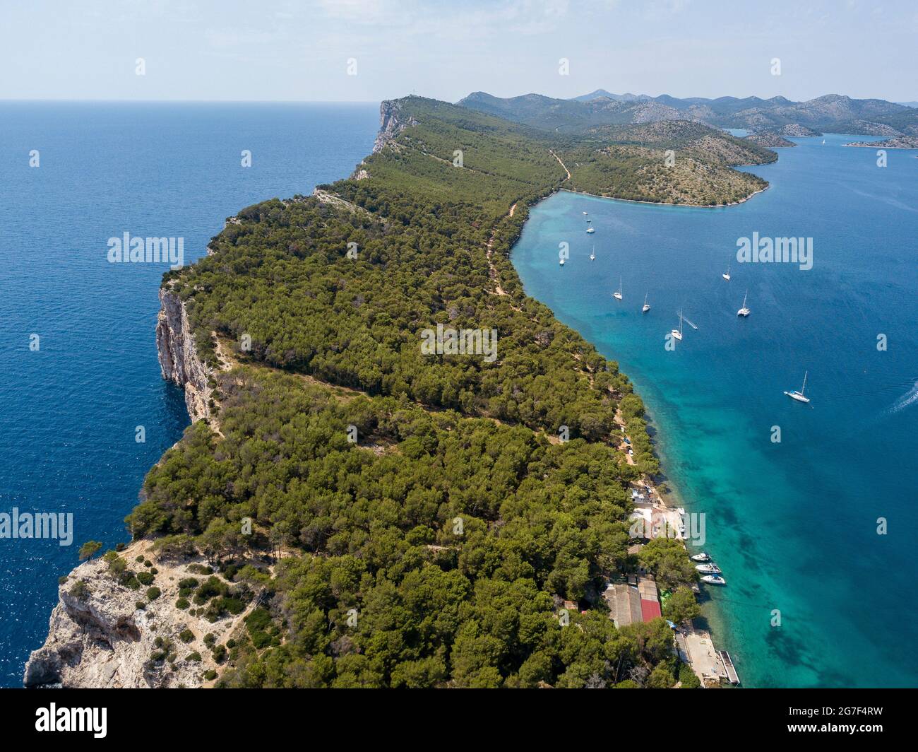 Vista aerea dell'isola di Dugi Otok di fronte alla città di Zara, Croazia. Litorale. Scogliera che si affaccia sul mare e la laguna Foto Stock