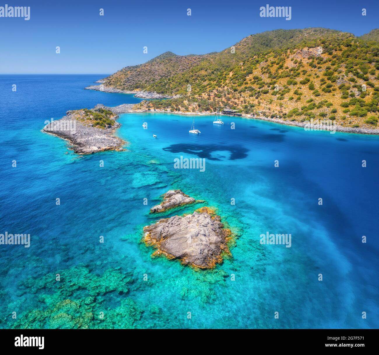 Vista aerea di splendidi yacht e barche sul mare al tramonto Foto Stock