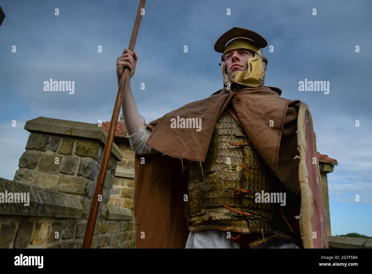 Reenactor presso il ricostruito Forte romano Arbeia, South Shields vestita come soldati della fine del secondo inizio del III secolo DC Foto Stock