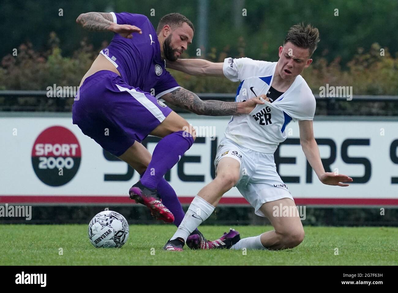 DRIEL, PAESI BASSI - LUGLIO 13: Luc Castaignos di OFI Crete FC, Enzo Cornelisse di Vitesse durante la partita pre-stagione tra Vitesse e OFI Kreta al RKSV Driel Stadion il 13 luglio 2021 a Driel, Paesi Bassi (Foto di René Nijhuis/Orange Pictures) Foto Stock