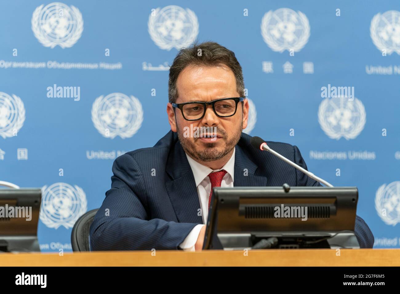 New York, NY - 13 luglio 2021: Il rappresentante speciale del SG Carlos Ruiz Massieu, dopo la riunione del Consiglio di sicurezza sulla situazione in Colombia presso la sede delle Nazioni Unite, fornisce informazioni alla stampa Foto Stock