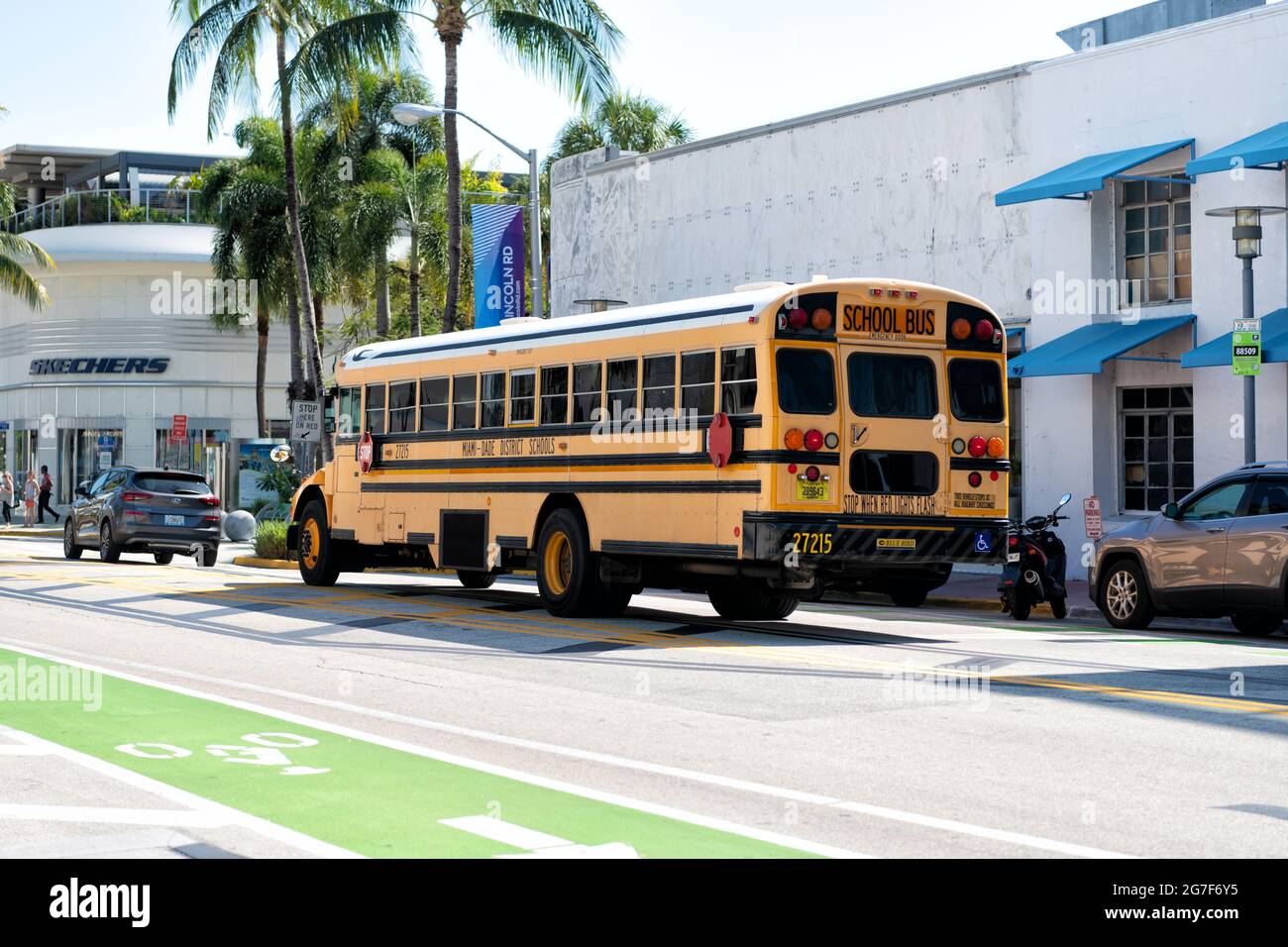 Los Angeles, California USA - 14 aprile 2021: Bus scolastico delle scuole miami dade vista laterale posteriore. Foto Stock