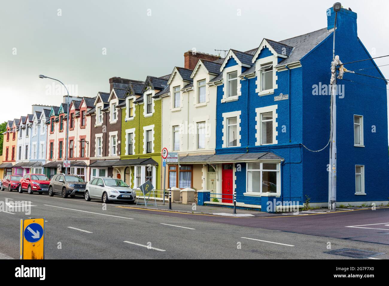 Edifici colorati in Irlanda si trovano in Greenview Terrace Street a Tralee, Contea di Kerry, Irlanda Foto Stock