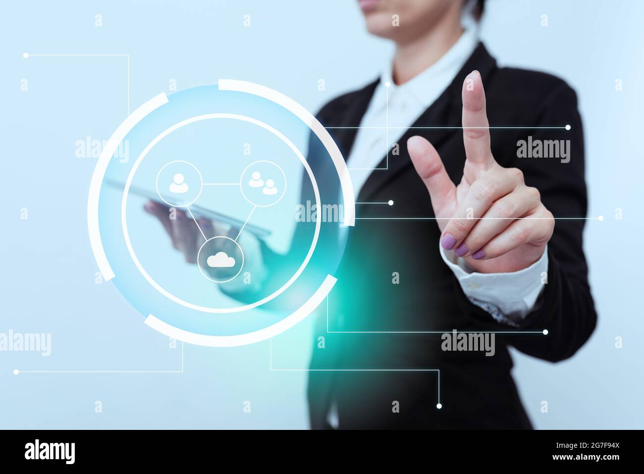 Donna in tuta laterale che tiene in piedi Tablet mentre alzando dito mostrando interfaccia futuristica. Donna in uniforme trasportando il telefono cellulare che punta sul moderno Foto Stock