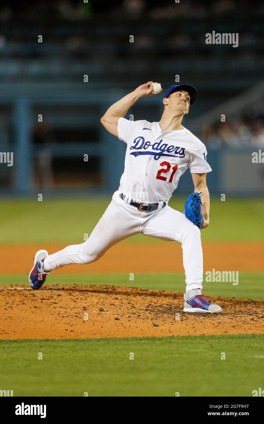 Los Angeles Dodgers Pitcher Walker Buehler (21) sbatte la palla durante una partita di stagione regolare MLB contro gli Arizona Diamondbacks, sabato 10 luglio Foto Stock