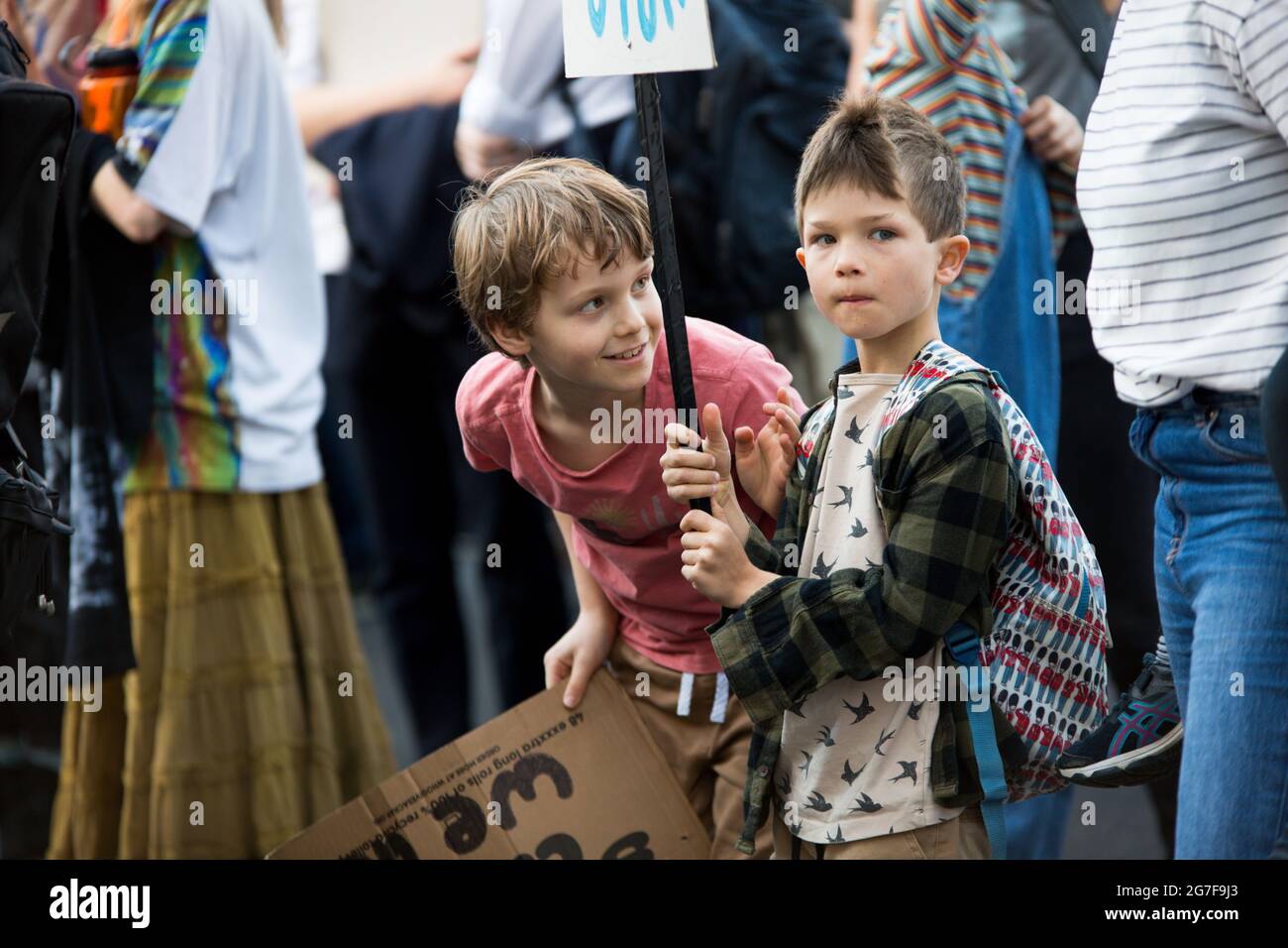 MELBOURNE, AUSTRALIA - 21 maggio 2021: Simpatici attivisti della scuola primaria con i loro genitori che tengono i segni che lottano per l'azione sul clima allo Student Climate Cha Foto Stock