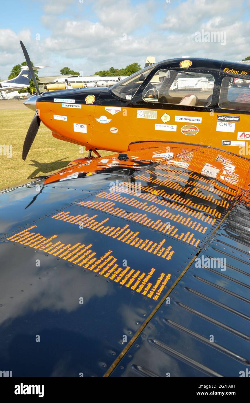 Piper PA-28 Cherokee Dakota G-FRGN, di Polly Vacher, il più piccolo aereo sorvolato da una donna in tutto il mondo attraverso l'Australia. Nomi sponsor su WiNG Foto Stock Piper PA-28 Cherokee Dakota G-FRGN, di Polly Vacher, il più piccolo aereo sorvolato da una donna in tutto il mondo attraverso l'Australia. Nomi sponsor su WiNG Foto Stock