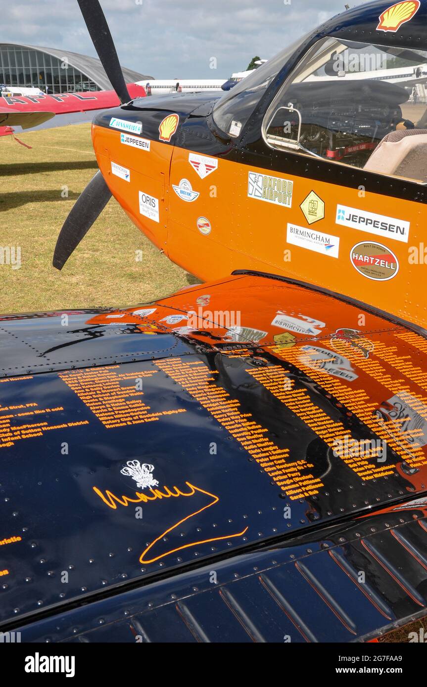 Piper PA-28 Cherokee Dakota G-FRGN, di Polly Vacher, il più piccolo aereo sorvolato da una donna in tutto il mondo attraverso l'Australia. Nomi sponsor su WiNG Foto Stock Piper PA-28 Cherokee Dakota G-FRGN, di Polly Vacher, il più piccolo aereo sorvolato da una donna in tutto il mondo attraverso l'Australia. Nomi sponsor su WiNG Foto Stock