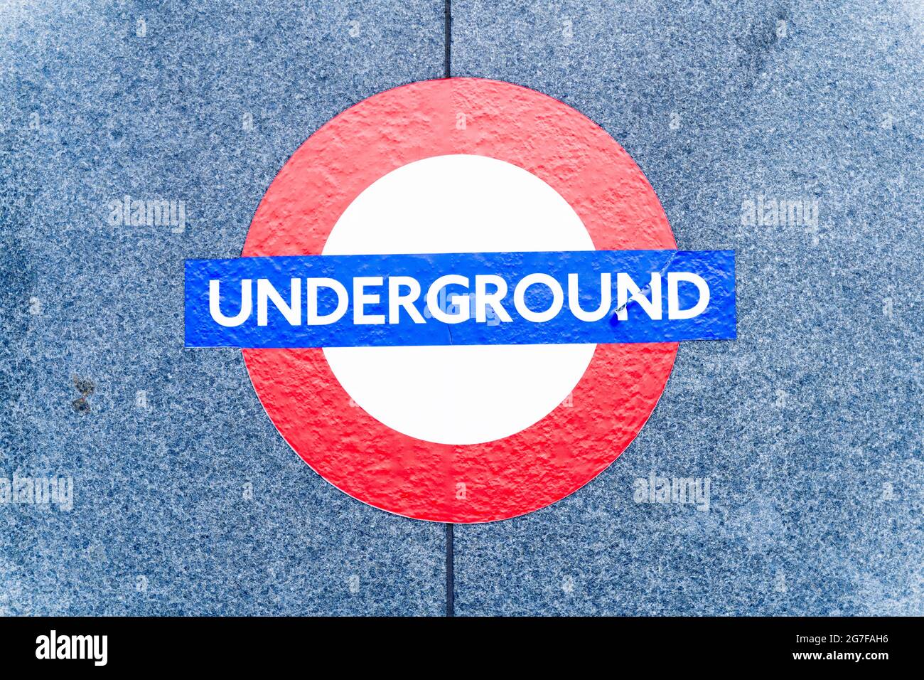 Segno della metropolitana di Londra, cerchio rosso con SOTTOTERRA scritto in bianco su sfondo blu Inghilterra UK Foto Stock