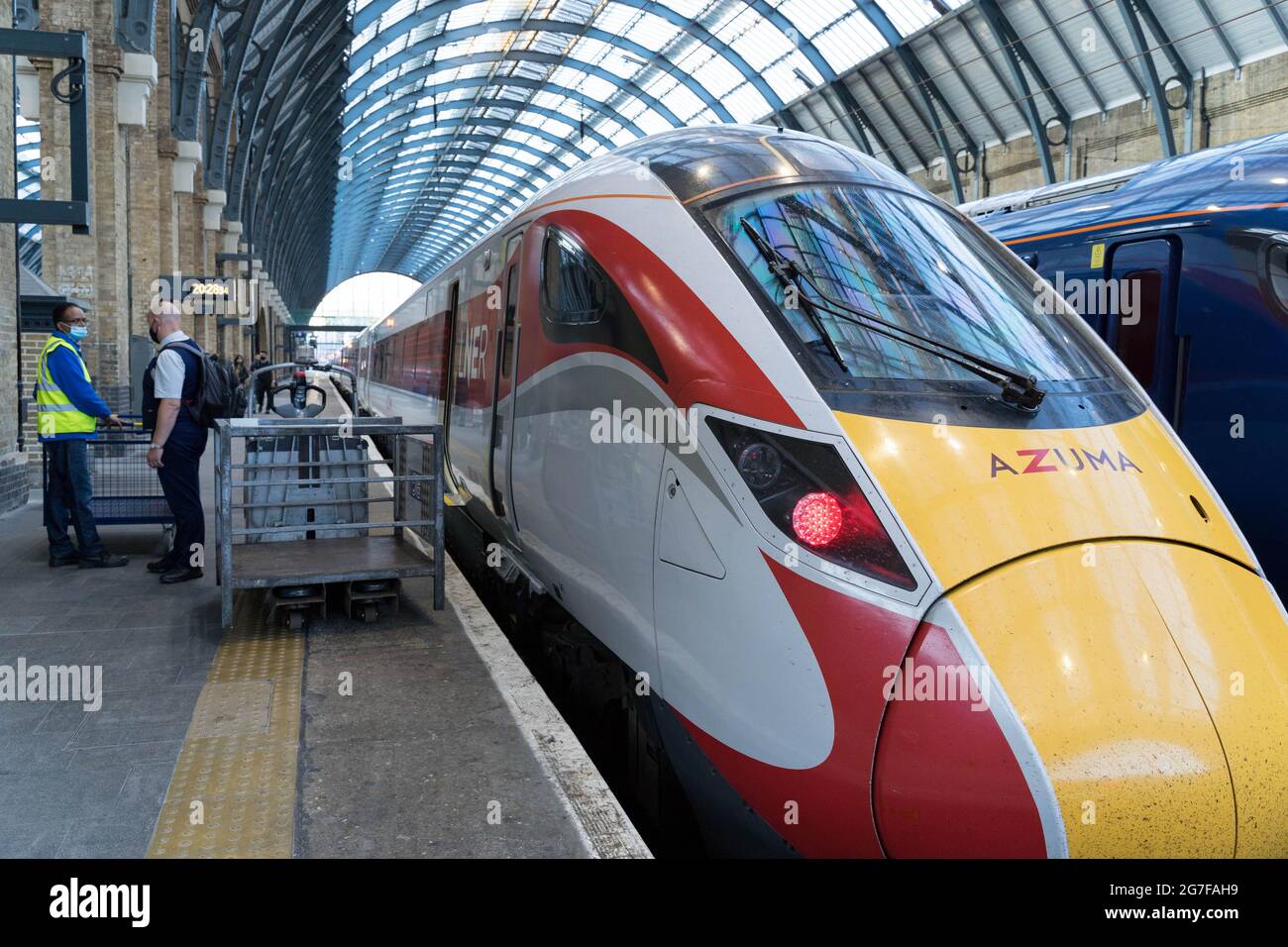I treni Hitachi Azuma sulla East Coast Main Line, presso la stazione Kings Cross di Londra Inghilterra Foto Stock