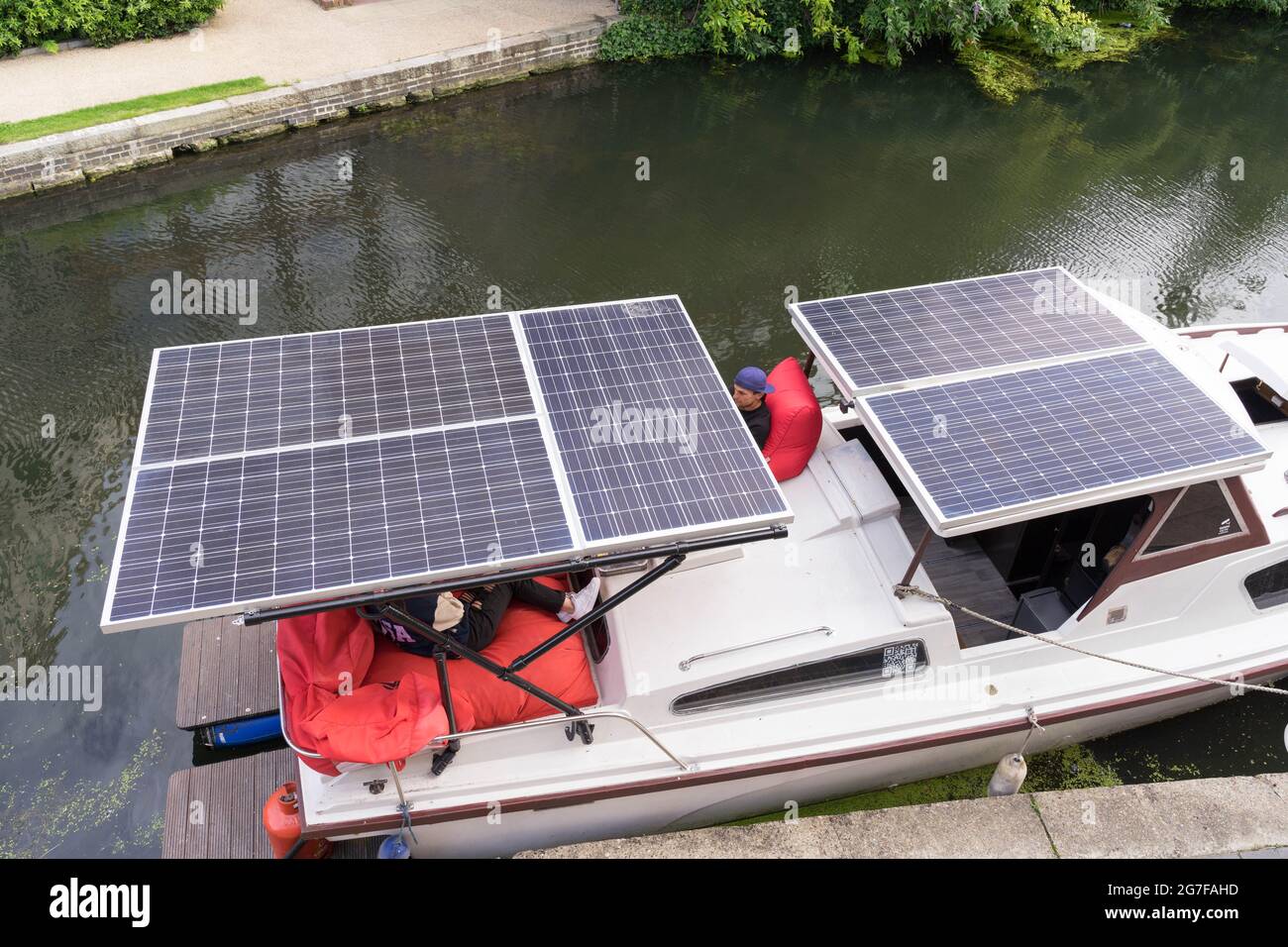 Pannello solare di energia installato sulla parte superiore della barca sul canale regent, Londra Inghilterra Regno Unito Foto Stock