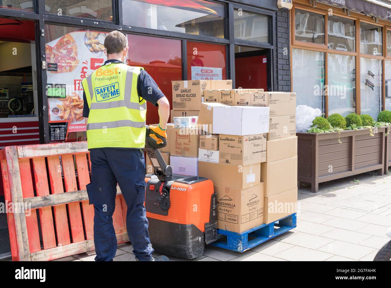 addetto alla consegna dalla logistica alimentare Foto Stock