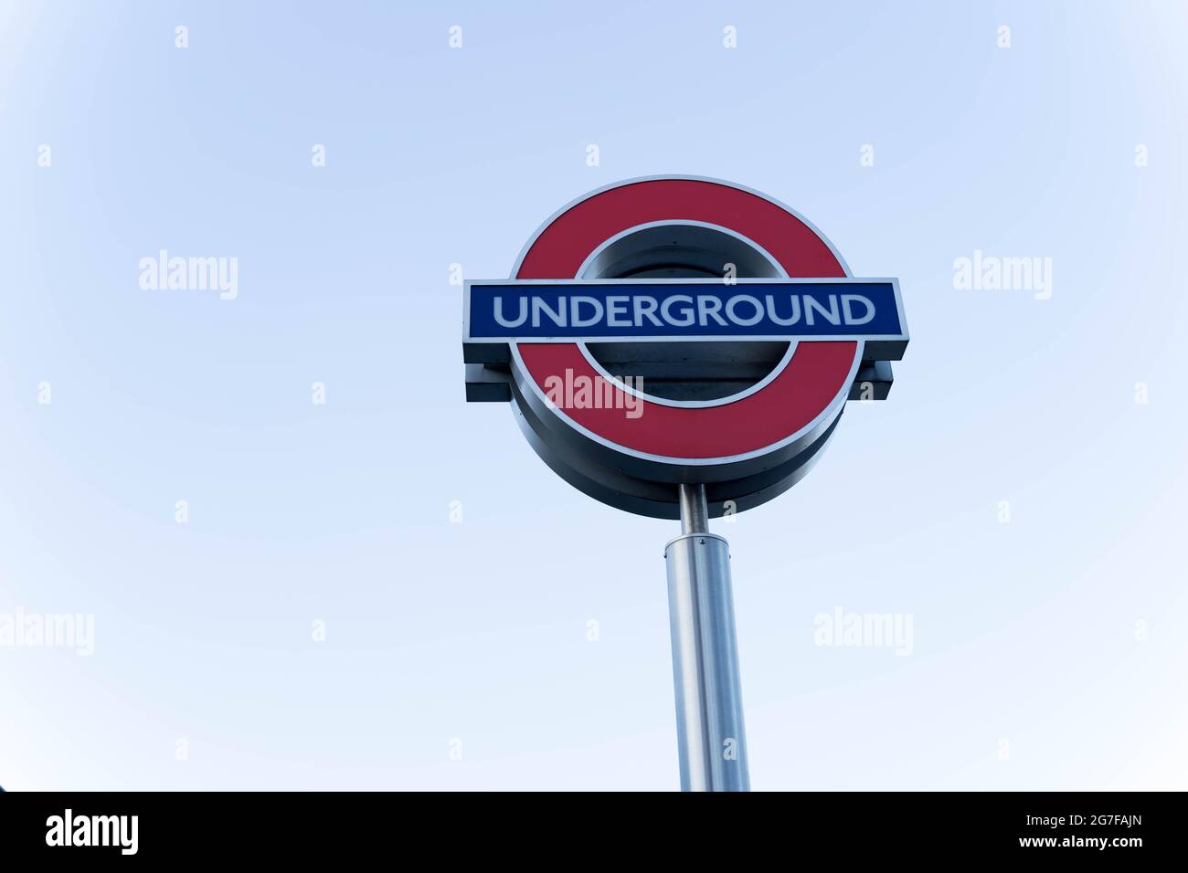 Cartello della metropolitana di Londra su un palo di acciaio, sfondo chiaro Foto Stock