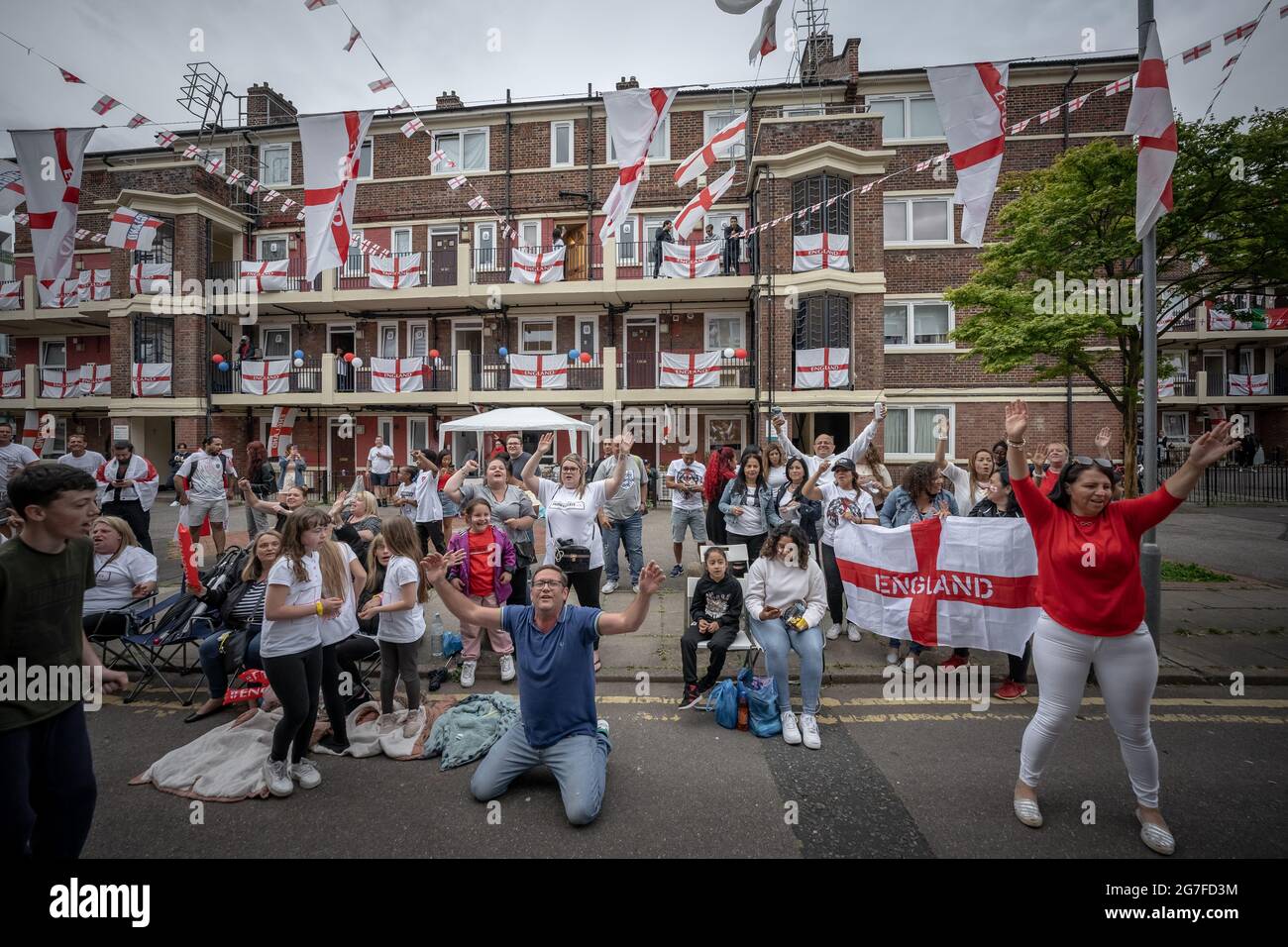 EURO 2020: I residenti della tenuta di Kirby a Bermondsey si preparano a guardare le finali della partita mentre l'Inghilterra prende l'Italia per l'Euro Cup. Londra, Regno Unito. Foto Stock